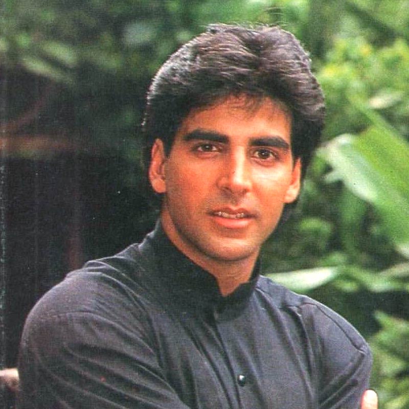 নব্বইয়ের দশকের গোড়া থেকে বলিউডে কেরিয়ার শুরু করেন অক্ষয়। একের পর এক ছবিতে অভিনয় করে গিয়েছেন তিনি। কেরিয়ারের হিট ছবি জুটলেও নব্বইয়ের দশকের শেষের দিকে কেরিয়ারের রেখচিত্র নিম্নমুখী হতে শুরু করে অভিনেতার।