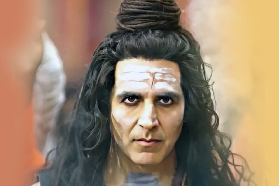 অক্ষয়ের নতুন ছবি ‘ওএমজি ২’ বক্স অফিস থেকে কী রকম ব্যবসা করবে সে দিকে তাকিয়ে রয়েছেন বলিপাড়ার একাংশ। কারণ এর আগে পর পর ছ’টি ফ্লপ ছবিতে অভিনয় করেছেন অক্ষয়।