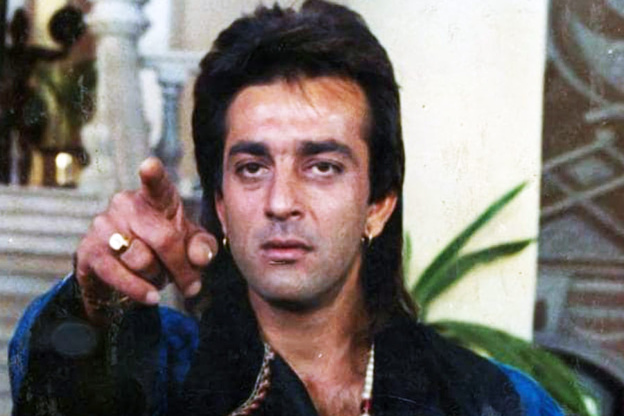 Why did bollywood actor Sunny Deol pledge to never work with Shah Rukh Khan 