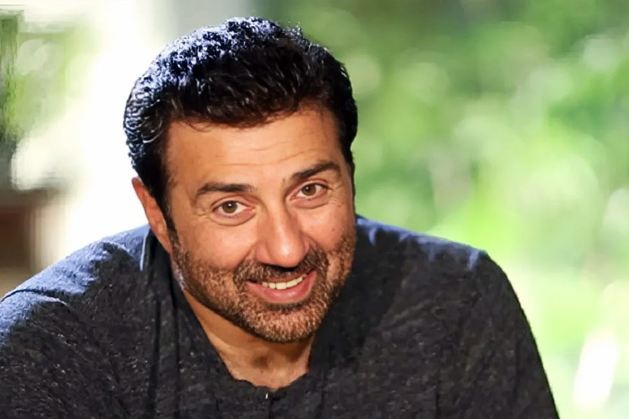 Why did bollywood actor Sunny Deol pledge to never work with Shah Rukh Khan 