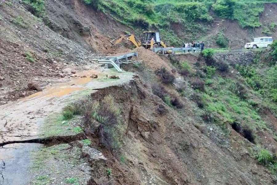 Major landslide on Kedarnath route, many feared trapped, cracks in Dehradun created panic