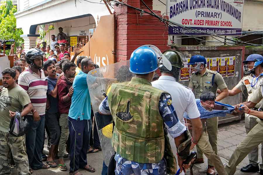 Image of protest after road accident in behala