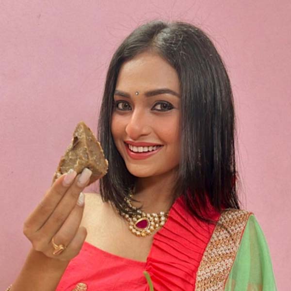 শীতল ওড়িয়া চলচ্চিত্র জগতের পরিচিত অভিনেত্রী। প্রযোজক হিসাবে নাম রয়েছে দয়ানিধিরও। ‘দয়ানিধি এন্টারটেইনমেন্ট’ নামে তাঁর একটি প্রযোজনা সংস্থা রয়েছে। বেশ কিছু দিন তাঁরা সম্পর্কে ছিলেন। তবে সেই সম্পর্কে ইতি টেনেছেন দু’জনেই।