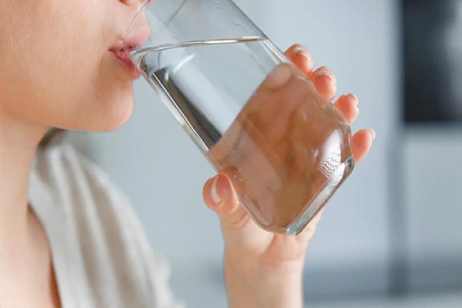 Water Consumption A Woman Dies After Drinking Too Much Water dgtl