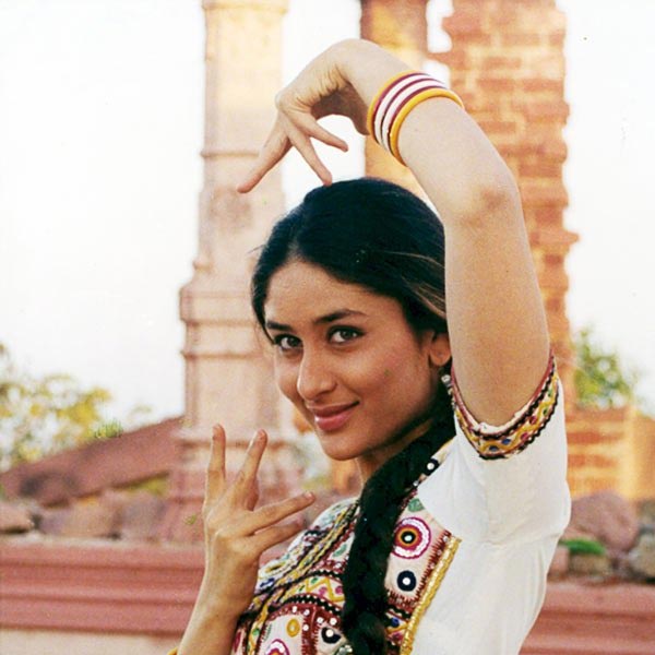 ২০০০ সালে বলিপাড়ায় পা রেখেছিলেন করিনা। বর্ষীয়ান অভিনেতা বলিউডের ‘অ্যাংরি ইয়ং ম্যান’ অমিতাভ বচ্চনের পুত্র অভিষেক বচ্চনের সঙ্গে ‘রিফিউজি’ ছবির মাধ্যমে আত্মপ্রকাশ করেছিলেন অভিনেত্রী।