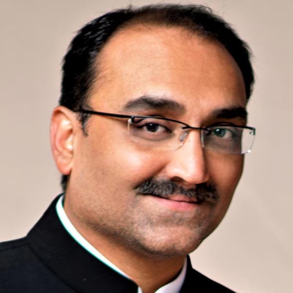 বিকিনি পরা দৃশ্যে করিনাকে একেবারেই বেমানান লাগছে— এমন মন্তব্য করেন আদিত্য। পোশাকের কারণে নয়, বরং বেমানান লাগার নেপথ্যে অভিনেত্রীর ওজনের আধিক্যকে দায়ী করেন আদিত্য।