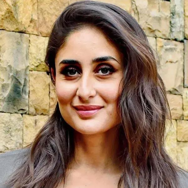 ‘টশন’ ছবিতে করিনার অন্য রূপ ধরা পড়ে। মেদহীন চেহারায় সাহসী পোশাকে পর্দায় ধরা দিয়েছিলেন তিনি। শরীরের অতিরিক্ত মেদ ঝরানোর প্রক্রিয়া খুব কঠিন ছিল বলেও জানিয়েছিলেন অভিনেত্রী।