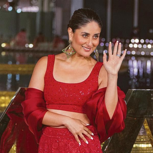 করিনা বলেন, ‘‘আমি কেন সইফকে বিয়ে করেছি তা আমি জানি। আমার কেরিয়ারে কখন কী হচ্ছে সমস্তটাই স্পষ্ট আমার কাছে। তাই কেউ যখন আমার ব্যাপারে কোনও ভুলভাল মন্তব্য করতেন, আমার রাগ হত। প্রথম প্রথম আমি লোকজনের ভুল ভাঙাতাম। স্পষ্টবক্তা ছিলাম। এখন নিজেকে শান্ত করতে শিখেছি। নিজেকে বুঝিয়েছি বলিপাড়ায় থাকতে হলে এ সব কিছু নিয়েই থাকতে হবে।’’