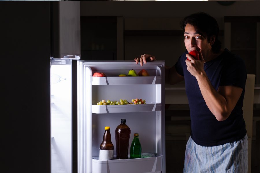 মাঝরাতে খিদে পেলেও স্বাস্থ্যকর কিছু বিকল্প হাতের কাছে রাখুন। 