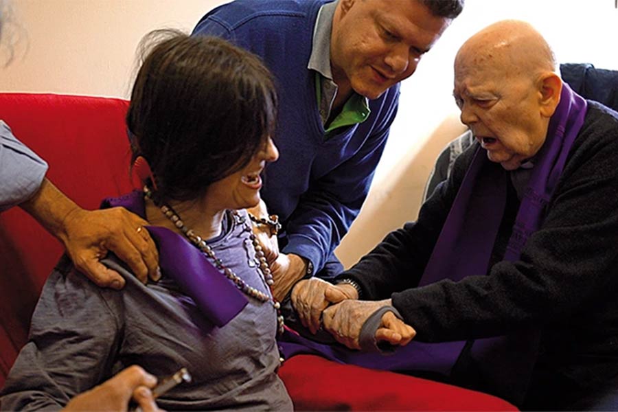 ২০০০ সাল নাগাদ অ্যামর্থ দাবি করেন, তিনি প্রায় ৫০ হাজার এগজ়রসিজম ক্রিয়া সম্পন্ন করেছেন। এই ক্রিয়াগুলির কোনওটি ছিল কয়েক মিনিটের, কোনওটি আবার চলেছিল ঘণ্টার পর ঘণ্টা ধরে। ২০১০ সালে অ্যামর্থ জানান, তাঁর করা এগজ়রসিজ়মের সংখ্যা ৭০ হাজার ছাড়িয়ে গিয়েছে।