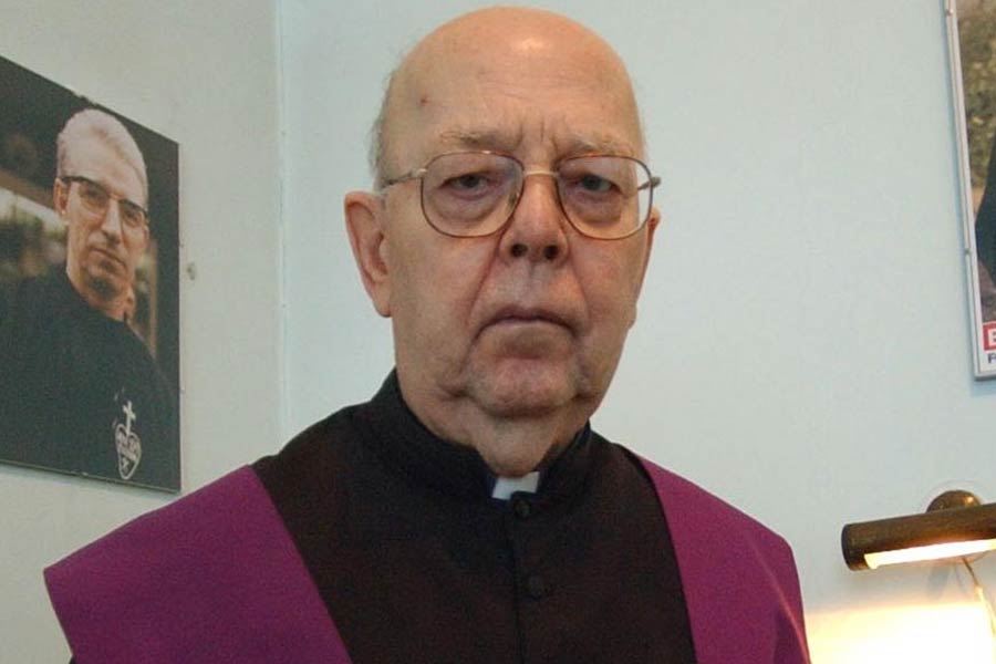 অ্যামর্থের এই দাবিকে অনেকেই অবিশ্বাস্য বলে মনে করেন। ক্যাথলিক ক্যানন ল বিশেষজ্ঞ এডওয়ার্ড পিটার্সও সন্দেহ প্রকাশ করেন অ্যামর্থের দাবি নিয়ে। অ্যামর্থ অবশ্য জানিয়েছিলেন, যে ৩০ হাজার এগজ়রসিজ়মে তিনি একক ভাবে কাজ করেছিলেন, তার মধ্যে মাত্র ৯৪টি ঘটনায় আক্রান্তরা ‘অপশক্তি’র দ্বারা পুরোপুরি আবিষ্ট হয়েছিলেন। পিটার্স জানান, এই দাবি যদি মেনেও নেওয়া যায়, তা হলেও দিনে অন্তত সাতটির বেশি এগজ়রসিজ়ম অ্যামর্থকে করতে হয়েছে। যেটা বিশ্বাস করা খুবই কঠিন। কেননা, একেকটি এগজ়রসিজ়মের আচার সম্পন্ন করতে দীর্ঘ সময় লাগার কথা।