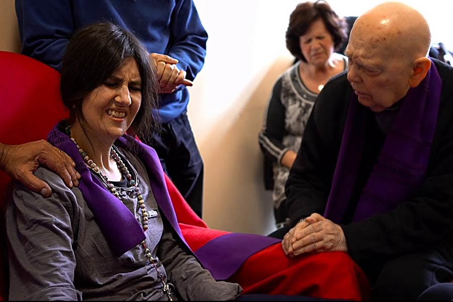 কী ভাবে শয়তান বা তার অনুচরেরা মানুষের উপর ভর করে? এই প্রশ্নের সামনে বার বার পড়তে হয়েছিল অ্যামর্থকে। তিনি জানিয়েছিলেন, খ্রিস্টের প্রতি বিশ্বাস হারানো, বিভিন্ন কুসংস্কারের কাছে আত্মসমর্পণ, ‘কালো জাদু’, ‘স্যাটান উপাসনা’ অথবা উইজা বোর্ডের দ্বারা ‘প্রেত’ বা ‘অপশক্তি‘ আহ্বানের মতো কাজই মানুষকে শয়তানের কাছাকাছি নিয়ে যায়। তখন মানুষ সহজেই অপশক্তির শিকার হয়ে পড়েন।