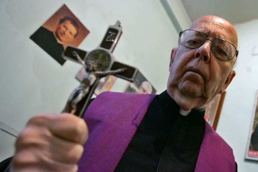 ঠিক এর পরেই যে প্রশ্নটির সম্মুখীন অ্যামর্থকে বার বার হতে হয়েছিল, সেটি এই— কী ভাবে এই ‘প্রেতাবেশ’ বা অপশক্তির কবল থেকে মুক্তি পাওয়া যায়? অ্যামর্থের উত্তর ছিল খুবই সহজ-সরল। তিনি জানিয়েছিলেন, প্রথাসিদ্ধ প্রার্থনা, অর্থের প্রতি লোভহীনতা এবং দীনাতিদীন জীবনযাপন তাঁকে অপশক্তির বিরুদ্ধে লড়াই চালানোর ক্ষমতা দান করেছে।