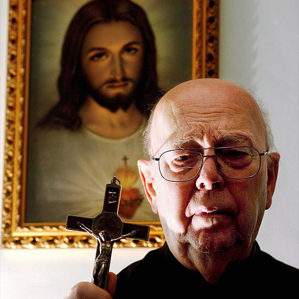  এক সাক্ষাৎকারে অ্যামর্থ জানিয়েছিলেন, যদি কেউ এসে তাঁকে বলতেন যে তাঁর উপর অপশক্তি ভর করেছে, তা হলে কখনওই তিনি তাঁর ক্রিয়া শুরু করতেন না। প্রথমেই তিনি তেমন ব্যক্তিকে মনোবিদ বা চিকিৎসকের কাছে পাঠিয়ে দিতেন। তাঁর মতে, অশুভ আবেশের কিছু বিশেষ লক্ষণ রয়েছে। সেগুলি বিচার না করে এগজ়রসিজ়মের ক্রিয়ায় এগোনো উচিত নয়।