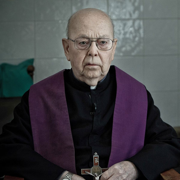 এই সব কর্মকাণ্ডের জন্য বার বার বিতর্ক দানা বেঁধেছে অ্যামর্থকে নিয়ে। কিন্তু নিজের বিশ্বাস থেকে একবিন্দু সরে আসেননি অ্যামর্থ। এক বার তিনি যোগাভ্যাসের বিরুদ্ধে কথা বলায় তুমুল হইচই শুরু হয়। আর এক বার হ্যারি পটার সিরিজের পড়ুয়ারা সহজেই শয়তানের কবলে পড়বেন বলে রীতিমতো ফ্যাসাদে পড়েন অ্যামর্থ।