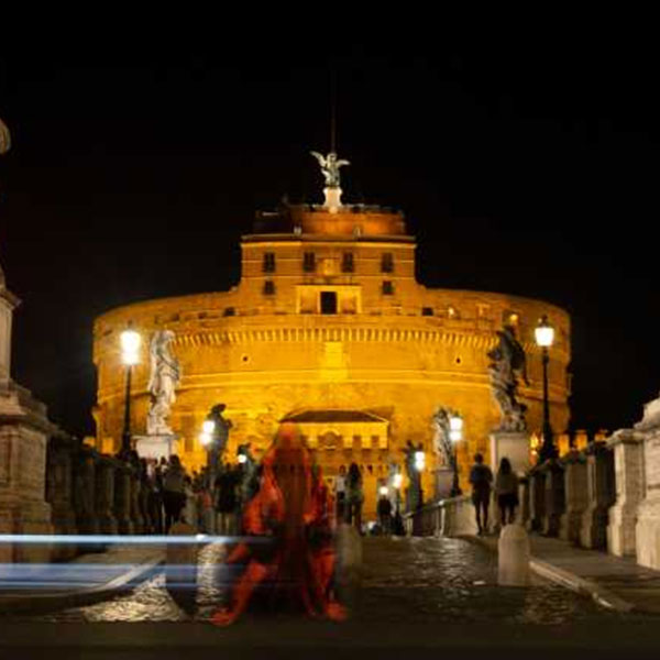 এক বার অ্যামর্থকে প্রশ্ন করা হয়েছিল যে, ভ্যাটিকান সিটির ভিতরে শয়তান প্রবেশ করতে পারে কি না। অ্যামর্থের উত্তর ছিল, “অবশ্যই পারে।” তিনি জানান, ১৯৮১ সালে ভ্যটিকানের অন্দরে শয়তান প্রবেশ করেছিল। সেই সময় পোপ দ্বিতীয় জন পলকে হত্যার চেষ্টা করে এক বিশেষ সন্ত্রাসবাদী সংগঠন। আলি আদজা নামে এক তুর্কি আততায়ী পোপকে হত্যার চেষ্টা করেন। অ্যামর্থের মতে, আদজাকে যাঁরা অস্ত্র সরবরাহ করেছিলেন, তাঁরা শয়তানের অনুপ্রেরণাতেই চালিত হয়েছিলেন।