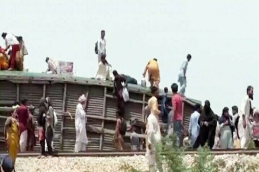 পাকিস্তানে ট্রেন দুর্ঘটনার এই ছবিগুলি প্রকাশ করেছে পাক সংবাদমাধ্যম।