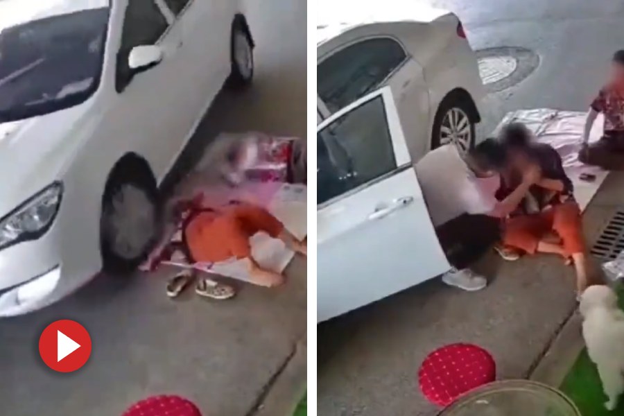 (বাঁ দিকে) সেই মুহূর্ত, ফুটপাথে শোওয়া মহিলার মাথার উপর দিয়ে যাচ্ছে গাড়ি। (ডান দিকে) উঠে বসেছেন ওই মহিলা।