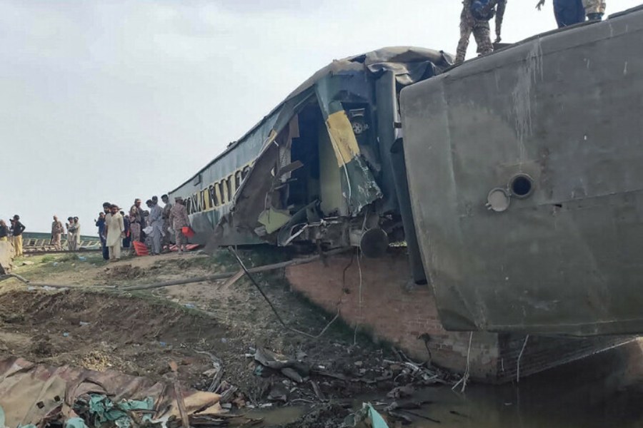 pakistan train accident