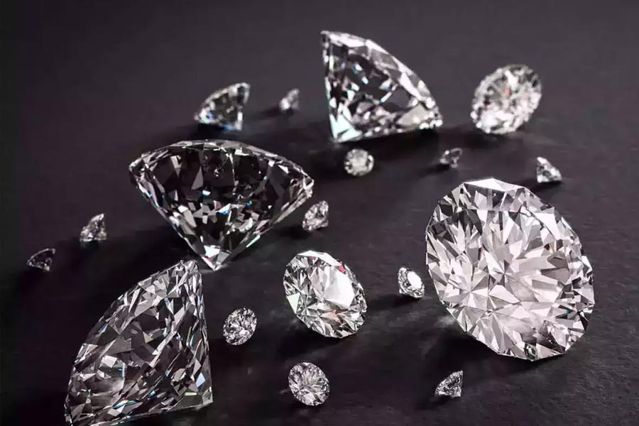 একটা মাছিও নাকি গলতে পারত না, এমনই ছিল সিন্দুকের নিরাপত্তা। শুধু সিন্দুকে নয়, সেই সিন্দুক যে বহুতলে রাখা ছিল, তার আশপাশের রাস্তাতেও ছিল কড়া নজরদারি। দিন-রাত সেখানে ঘোরাফেরা করতেন সশস্ত্র নিরাপত্তারক্ষীরা। বিশেষ নজরদারির জন্য আস্ত একটা থানাই বসানো ছিল সেখানে। সেই নিরাপত্তা ভেদ করে ১০ কোটি ডলারের হিরে চুরি হয়ে গিয়েছিল। ভারতীয় মুদ্রায় যার মূল্য এখন প্রায় ৮২৬ কোটি টাকা। ‘আন্তওয়ার্প ডায়মন্ড হাইস্ট’ নিয়ে আজও রয়েছে গিয়েছে নানা প্রশ্ন।