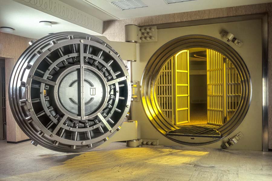 ২০০৩ সালে বেলজিয়ামের আন্তওয়ার্পে হয়েছিল সেই হিরে চুরি। কারা চুরি করেছিল, কী ভাবে হয়েছিল চুরি, সেই নিয়ে আজও রয়ে গিয়েছে ধন্দ। চুরির অভিযোগে এক ব্যক্তিকে গ্রেফতার করা হয়েছিল। কিন্তু চুরিতে তার কতটা ভূমিকা ছিল, তিনিই মূল চক্রী কি না, তা এখনও জানা যায়নি।