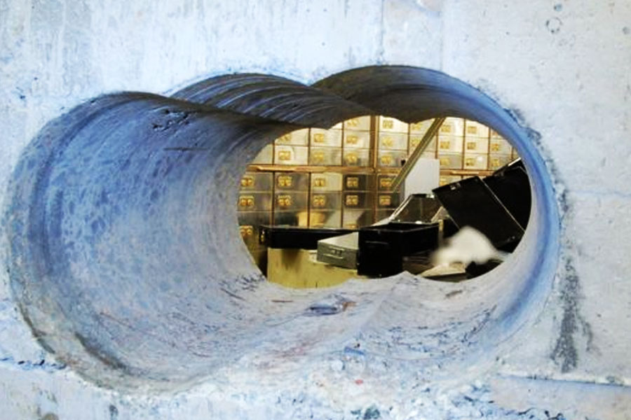 আন্তওয়ার্পের ডায়মন্ড ডিস্ট্রিক্টের সব থেকে বড় বহুতল ডায়মন্ড সেন্টার। সেখানে সারা দুনিয়ার হিরে কেনাবেচা চলে। শতাধিক হিরে ব্যবসায়ীর দফতর রয়েছে সেখানে। ডায়মন্ড সেন্টারের মাটির নীচে দুটো তলায় রাখা ছিল সিন্দুক। সেই সিন্দুকে নিজেদের সঞ্চয় ভরে রাখতেন ব্যবসায়ীরা।