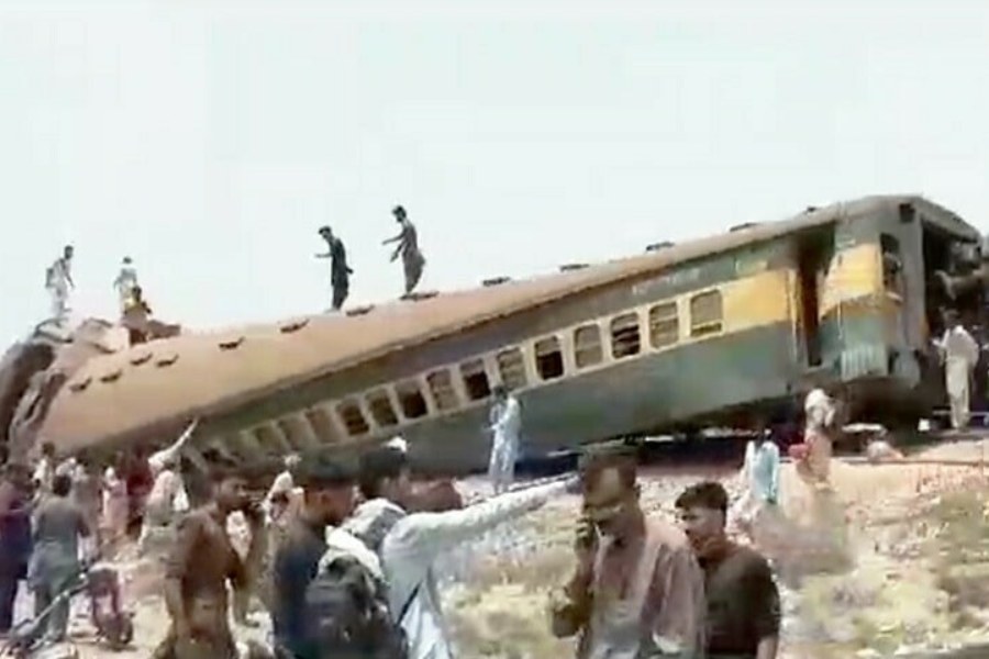 দুমড়ে মুচড়ে গিয়েছে ট্রেনের বগি। রবিবার নবাবশায়ে। 