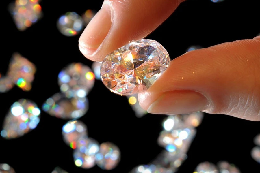 সুরক্ষিত সেই সিন্দুকের ভিতর থেকে হিরের প্রায় ১০০টি বাক্স চুরি গিয়েছিল। বাকি বাক্স চেষ্টা করেও নিয়ে যেতে পারেনি চোরেরা। আন্তওয়ার্প পুলিশের আধিকারিক প্যাট্রিক পে জানিয়েছেন, এত সুরক্ষিত একটি বহুতল থেকে যে এ ভাবে হিরে চুরি যেতে পারে, তা বিশ্বাস করা কঠিন। 