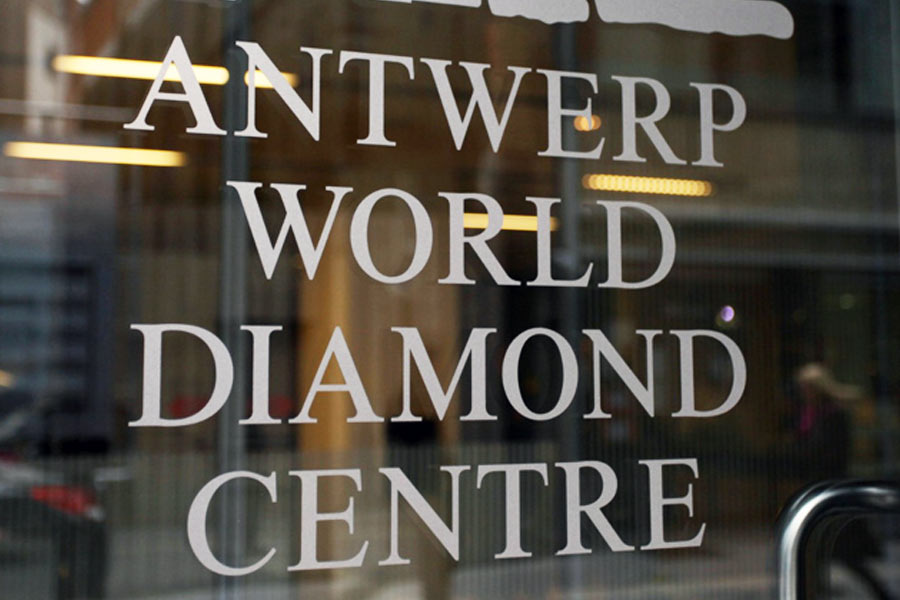 ডায়মন্ড সেন্টারের সামনের রাস্তায় ২৪ ঘণ্টা পাহারা দিতেন নিরাপত্তারক্ষীরা। সেখানে বসানো থাকত অসংখ্য ক্যামেরা। তাতে ধরা পড়ত পথচারীদের গতিবিধি। সেই রাস্তায় গাড়ি চলাচলেও নিষেধাজ্ঞা ছিল। 