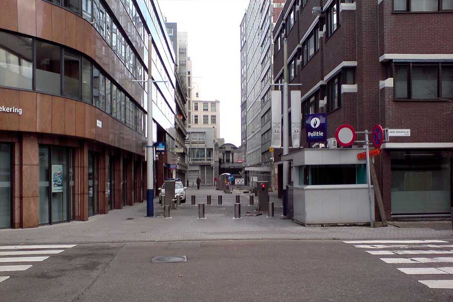 ওই বিল্ডিংয়ে যাঁরা প্রবেশ বা প্রস্থান করতেন, তাঁদের ছবি তোলা হত। তা হলে চুরি করলেন কে? কী ভাবে? পুলিশের সন্দেহ, ওই ডায়মন্ড সেন্টারের এক ভাড়াটে ব্যবসায়ীই চুরি করেছিলেন। 