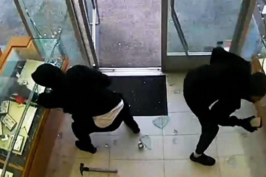 যদিও তুরিন পুলিশের খাতায় বেশ কয়েক বার নাম উঠেছিল লিয়োনার্দোর। ছোটখাটো চুরি, ছিনতাইয়ের অভিযোগ উঠেছিল। তবে আন্তওয়ার্পের ডায়মন্ড সেন্টারে চুরির আগে ২০ বছর কোনও অপরাধে নাম জড়ায়নি লিয়োনার্দোর। পুলিশের অনুমান, আসলে বড় ছক কষছিলেন তিনি। গোপনে অপরাধীদের একটি দলে যোগ দিয়েছিলেন। আবার এমনও হতে পারে, পরিকল্পনা করে বেশ কয়েক জন অপরাধীকে জুটিয়ে এই কাজ করেছিলেন তিনি।