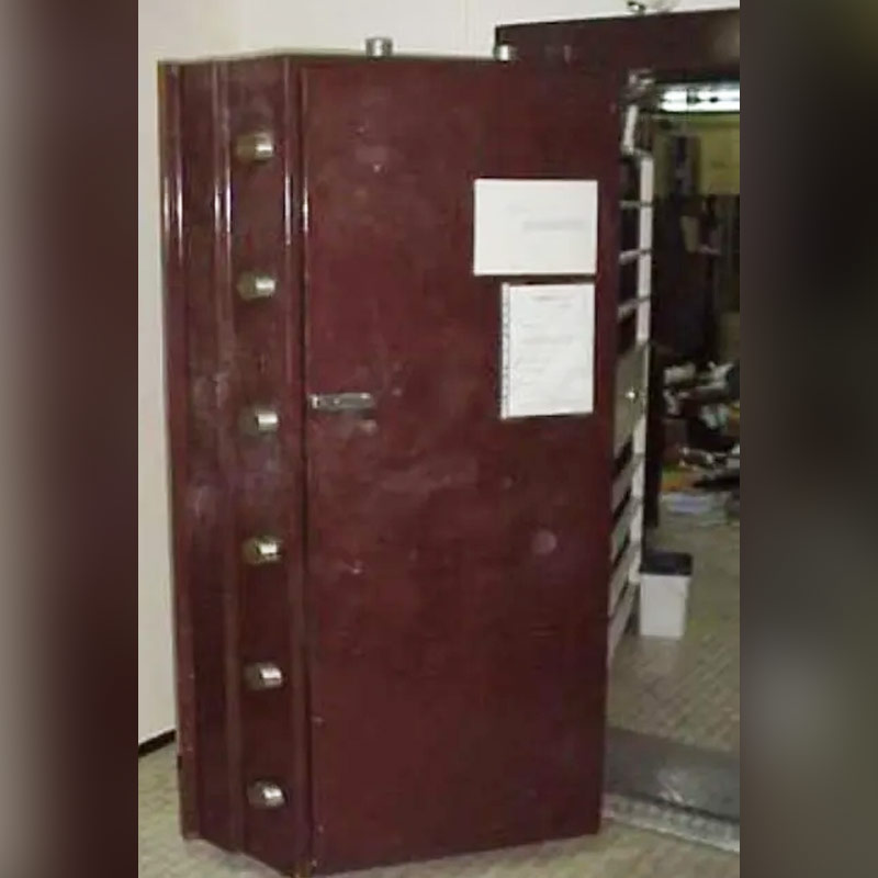 ঠিক কী ভাবে ঘটেছিল ওই চুরি? পুলিশ জানিয়েছে, ২০০৩ সালের ১৫ থেকে ১৬ ফেব্রুয়ারির মধ্যে চুরি হয়েছিল। শুক্রবার সন্ধ্যা ৭টায় বন্ধ হয়ে গিয়েছিল ডায়মন্ড সেন্টারের দরজা। ওই রাতে লিয়োনার্দোকে শেষ বার সিন্দুকের সামনে ঘোরাফেরা করতে দেখা গিয়েছিল।