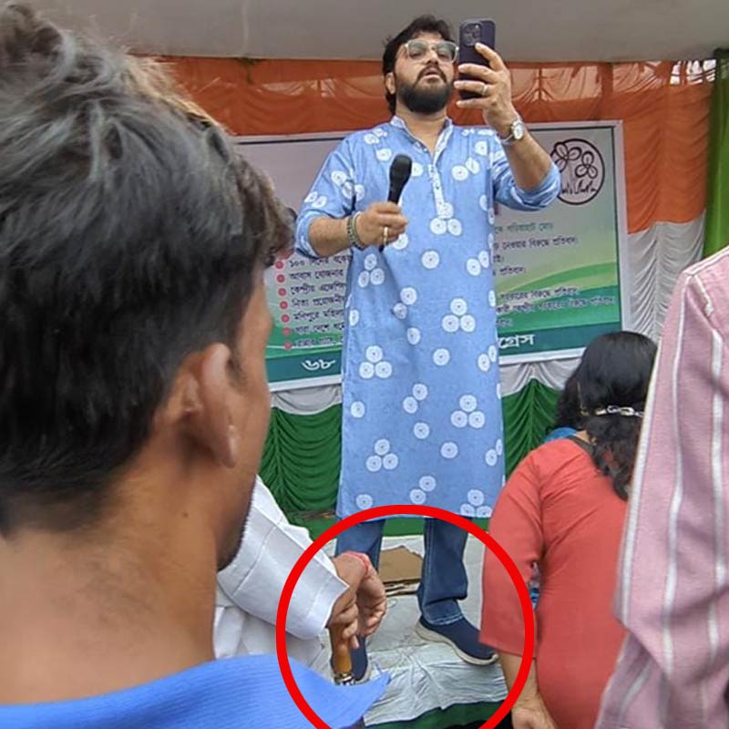 তৃণমূলের কর্মসূচিতে বাবুল সুপ্রিয়।  তাঁর বিরুদ্ধে জুতো পরে মঞ্চে ওঠার অভিযোগ দলীয় কর্মীদের একাংশের।।