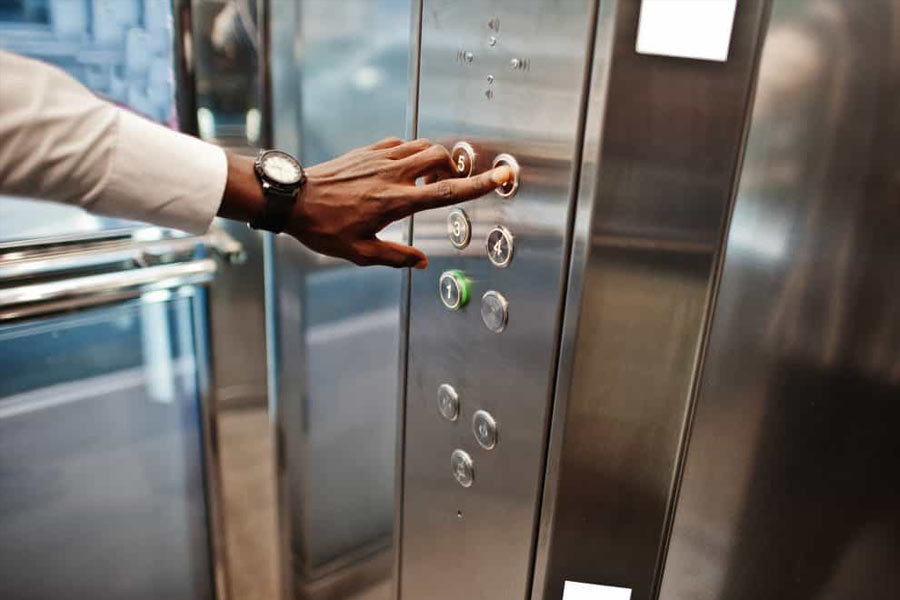 পরের দিন, শনিবার রাতে লিফ্‌টে চেপে সিন্দুক যেখানে রাখা ছিল, সেখানে নেমেছিলেন দু-তিন জন। তাঁরা শুক্রবার ডায়মন্ড সেন্টার বন্ধ হওয়ার আগেই সম্ভবত ঢুকে বসেছিলেন। তবে কী ভাবে, তা নিয়ে আজও ধন্দ রয়েছে।