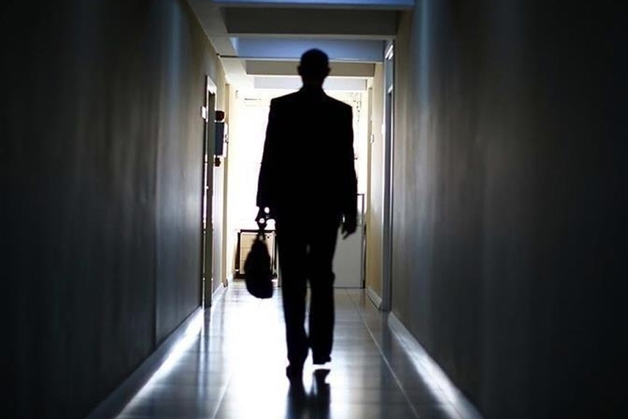 সিন্দুক যেখানে রাখা ছিল, সেখানে একটি লাইট ডিটেক্টরও ছিল। ওই চত্বর দিয়ে কেউ হেঁটে গেলে লাইট ডিটেক্টরে ধরা পড়ত। সেই যন্ত্রের উপর কালো টেপ জড়িয়ে রেখেছিলেন অভিযুক্তেরা। ফলে তাঁরা ইচ্ছামতো হাঁটাচলার পরেও ধরা পড়েনি লাইট ডিটেক্টরে।