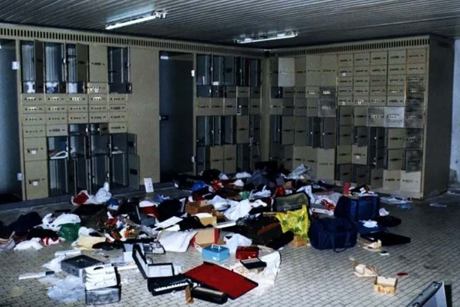 সিন্দুকের দরজা ছিল ২ ফুট চওড়া। শক্ত ধাতুর তৈরি। সেই দরজায় বসানো ছিল চুম্বক। দরজা খুললেই চুম্বক দু’টি পরস্পরের থেকে বিচ্ছিন্ন হয়ে যেত। আর তখনই বাজতে শুরু করত অ্যালার্ম। তাতে সতর্ক হয়ে যেতেন থানার পুলিশ আধিকারিকেরা। 