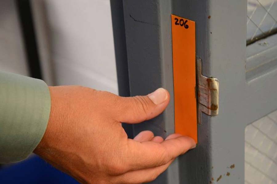 কিন্তু চুরির দিন এ রকম কিছুই ঘটেনি। সিন্দুকের দু’টি দরজা যেখানে মিলিত হয়, সেই অংশে বসানো ছিল চুম্বক। সেই চুম্বক বসানো অংশটি অক্ষত রেখে বাকি অংশ কেটে নেন অভিযুক্তেরা। ফলে চুম্বক দু’টি পরস্পর থেকে বিচ্ছিন্ন হয়নি। সে কারণে অ্যালার্মও বাজেনি।