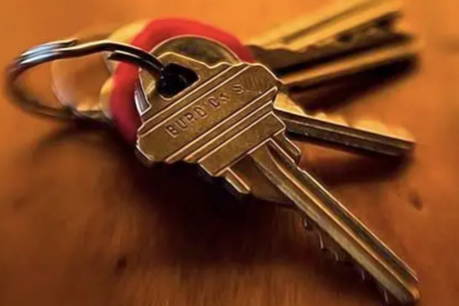 পুলিশ তদন্তে জানতে পারে, ডায়মন্ড সেন্টারের সব ঘর এবং দরজার ভুয়ো চাবি বাড়িতে বসে তৈরি করেছিলেন অভিযুক্তেরা। এমনকি বহুতলের নীচে গ্যারেজের চাবিও তৈরি করেছিলেন তারা। সেই গ্যারেজের একটি দরজা দিয়ে বার হলে ডায়মন্ড ডিস্ট্রিক্টের বাইরের রাস্তায় পৌঁছে যাওয়া যেত। সে ক্ষেত্রে থানার সামনে দিয়ে যেতে হত না। পুলিশি ব্যারিকেডের মুখে পড়তে হত না।