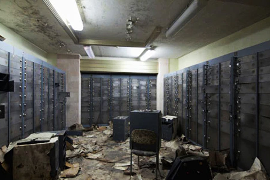 পুলিশের অনুমান, চুরির পর লিওনার্দোর আন্তওয়ার্পের বাড়িতে গিয়েছিল চোরেরা। এর পর রাতের অন্ধকারে সেখান থেকে শহর ছাড়েন। শহর থেকে প্রায় ৪৮ কিলোমিটার দূরে একটি জঙ্গলে গিয়ে জড়ো হন অভিযুক্তেরা। সেখানেই ফেলে আসেন একটি ব্যাগ। আর গোটা অধ্যায়ের প্রথম ভুলটা করে ফেলেন।