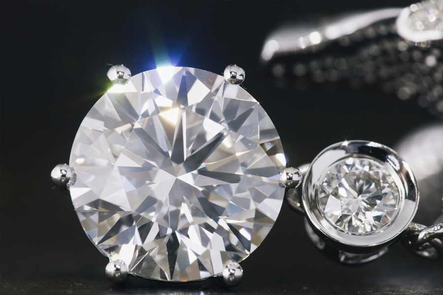 এর পরেই ডায়মন্ড সেন্টারের সিন্দুকে গিয়ে লিয়োনার্দোর নিজস্ব হিরের বাক্সে তল্লাশি চালায় পুলিশ। দেখা যায়, সেটি অক্ষত রয়েছে। এর পর লিওনার্দোর বাড়িতে গিয়ে ১৭টি হিরে খুঁজে পায় পুলিশ, যাঁর শংসাপত্র রাখা ছিল ডায়মন্ড সেন্টারের সিন্দুকে। অর্থাৎ সেগুলির মালিক যে লিয়োনার্দো, তা প্রমাণিত হয়। 