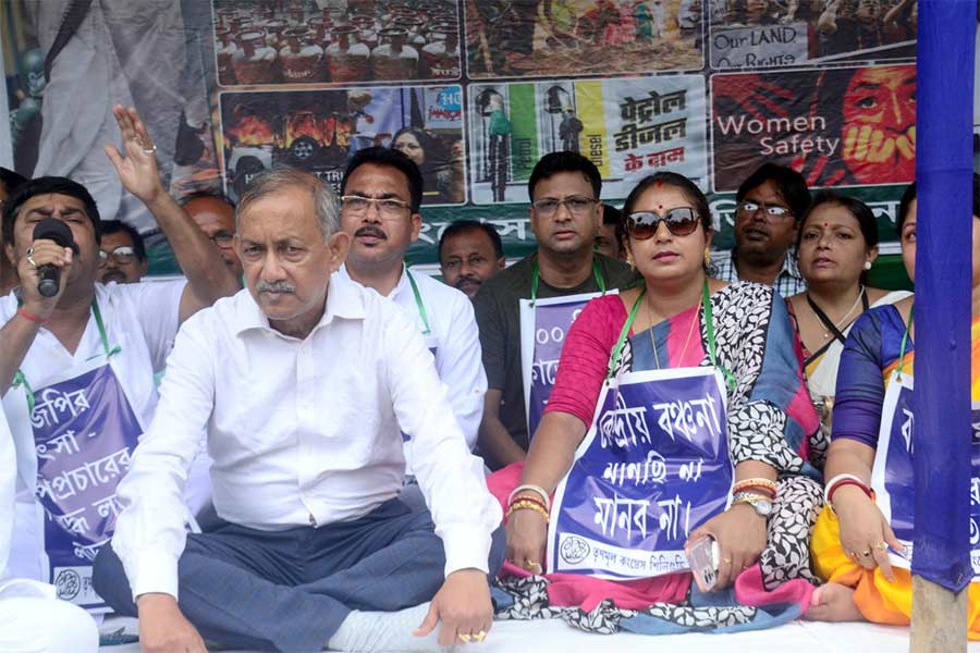 TMC leaders staged protest near BJP leaders house at Jalpaiguri