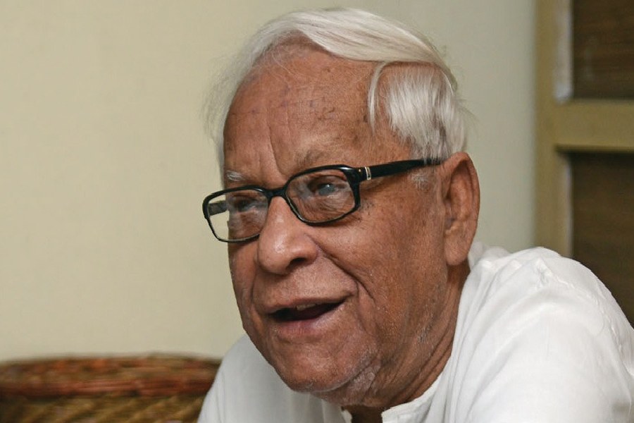 নিজের বাড়ি বিক্রি করতে চাইছিলেন ৭৫ বছরের এক বৃদ্ধ। তাই সংবাদপত্রে সম্পত্তি বিক্রির বিজ্ঞাপন দিয়েছিলেন। তাতেই ধেয়ে এল বিপদ। ১৮ জুলাই স্থানীয় থানার দ্বারস্থ হন তিনি।