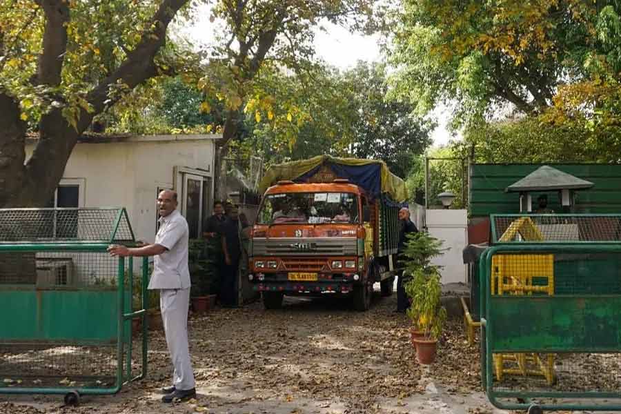 গত ২২ এপ্রিল ১২ নম্বর তুঘলক লেন রোডের সরকারি বাংলো ছেড়ে দেন রাহুল। রাহুলের নতুন ঠিকানা হয় মা সনিয়া গান্ধীর জন্য বরাদ্দ ১০ জনপথের সরকারি বাংলো। উত্তরপ্রদেশের রায়বরেলীর সাংসদ হিসাবে ওই বাংলোটি বরাদ্দ করা হয় প্রাক্তন কংগ্রেস সভানেত্রী সনিয়ার জন্য।