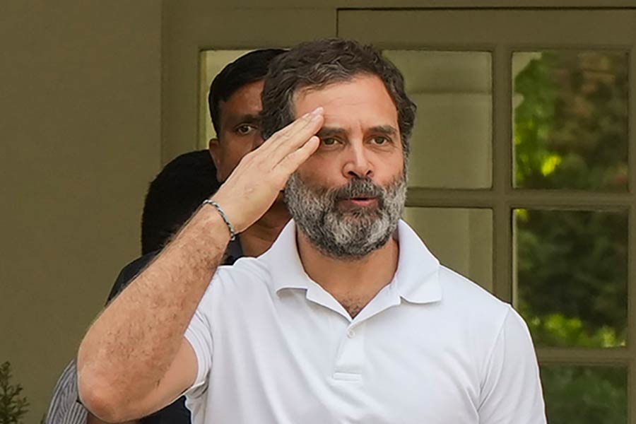 শীর্ষ আদালত রাহুলের সাজা-নির্দেশে স্থগিতাদেশ দেওয়ার পরেই স্পিকারের কাছে এই বিষয়ে দ্রুত সিদ্ধান্ত নেওয়ার আর্জি জানায় কংগ্রেস। গত শনিবার কংগ্রেসের লোকসভার দলনেতা অধীর চৌধুরী আদালতের রায়ের কপি লোকসভার সচিবালয়ে পাঠান।