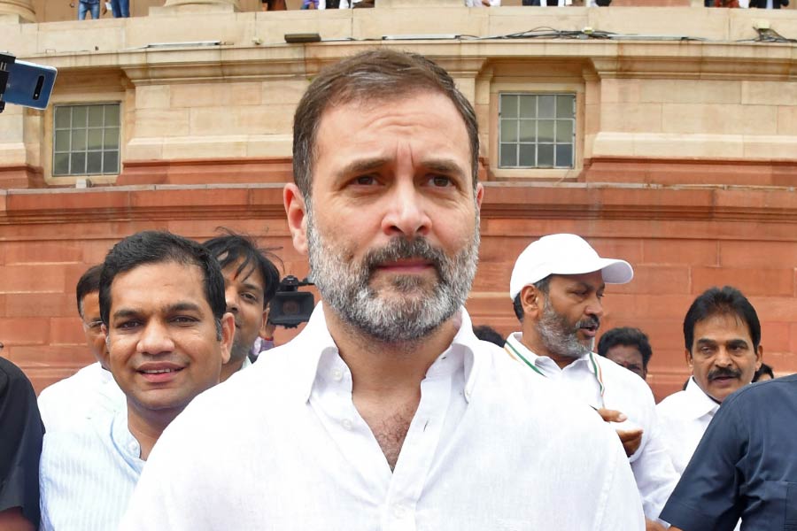 সোমবার সকালে লোকসভার স্পিকার ওম বিড়লার সচিবালয় থেকে জানানো হয়, সাংসদ পদ ফিরে পাচ্ছেন রাহুল। চার মাসেরও বেশি সময় পরে দুপুর ১২টা নাগাদ সংসদে ঢোকেন রাহুল।