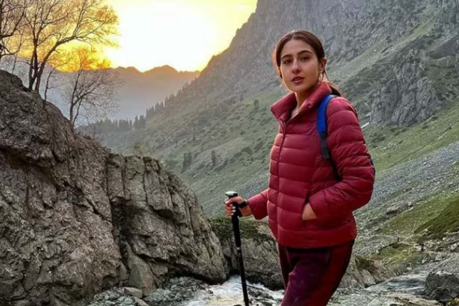 বর্ষায় ঘুরতে যাওয়ার আগে কেনার সময়ে দেখে নিন জুতোটি যেন হয় জলরোধক ক্ষমতা সম্পন্ন। 