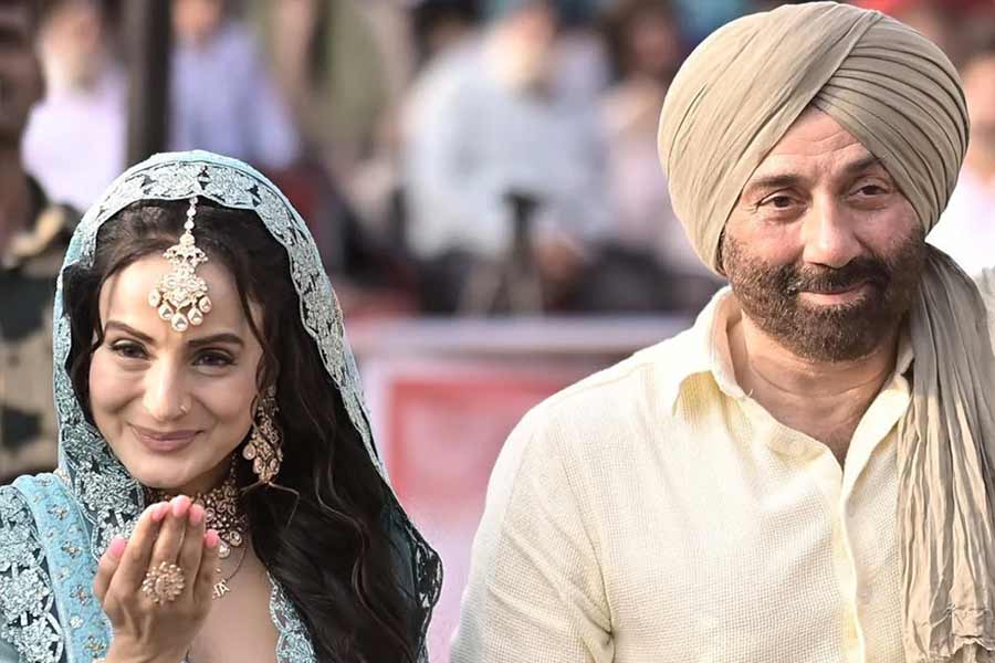 Sunny Deol chants Hindustan Zindabad dialogue in Attari-Wagah border on Gadar 2 promotion