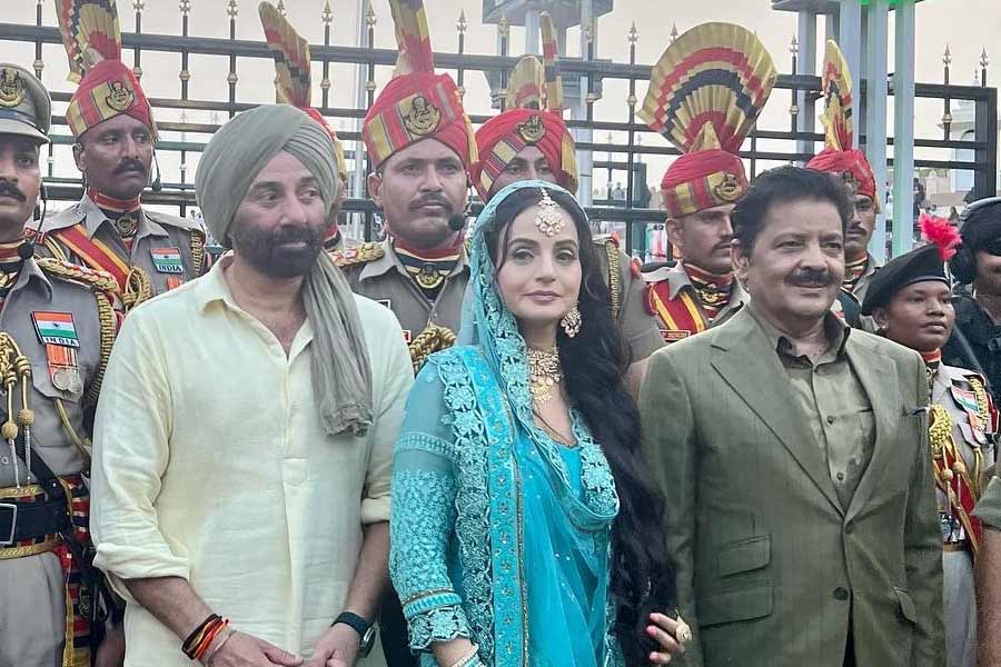 Sunny Deol chants Hindustan Zindabad dialogue in Attari-Wagah border on Gadar 2 promotion