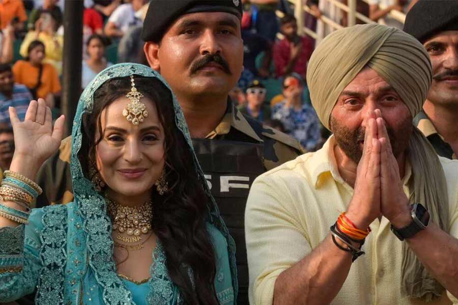 Sunny Deol chants Hindustan Zindabad dialogue in Attari-Wagah border on Gadar 2 promotion