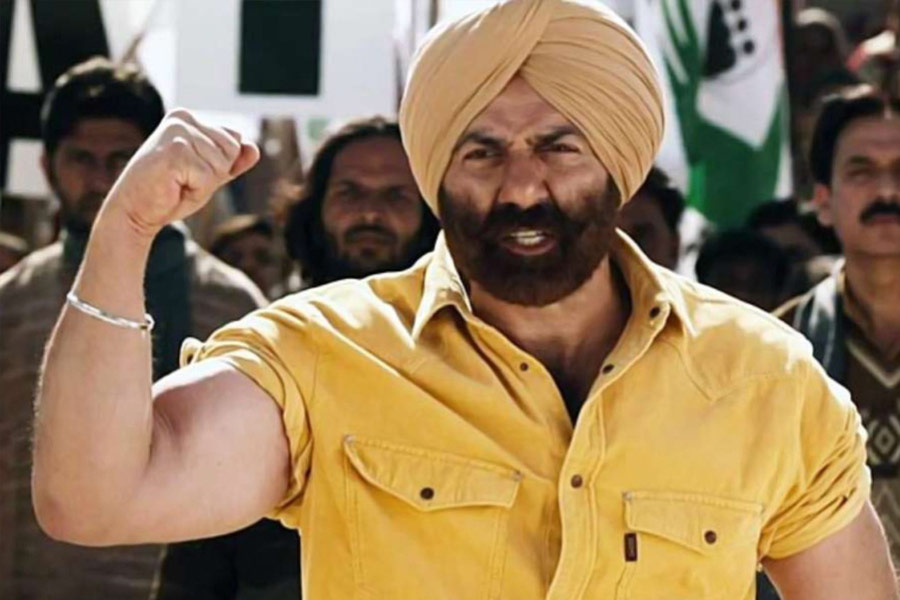 Sunny Deol chants Hindustan Zindabad dialogue in Attari-Wagah border on Gadar 2 promotion